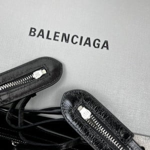 Balenciaga Logo Neo Classic Bag 23cm Calfskin Leather Spring/Summer 2022 Collection - Image 7