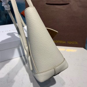 Bottega Veneta Arco Shoulder Bag 22cm Grained Calfskin Leather 2020 Spring/Summer Collection - Image 6