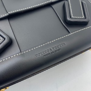 Bottega Veneta Arco Shoulder Bag 33cm Calfskin Leather 2020 Spring/Summer Collection - Image 5