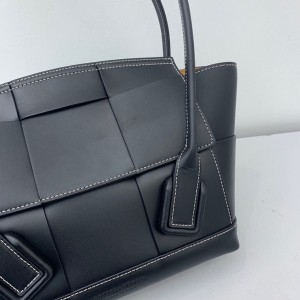 Bottega Veneta Arco Shoulder Bag 33cm Calfskin Leather 2020 Spring/Summer Collection - Image 7