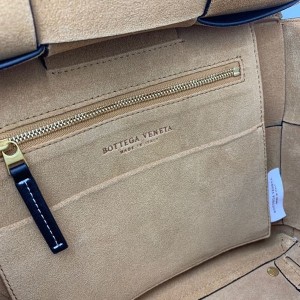 Bottega Veneta Arco Shoulder Bag 33cm Calfskin Leather 2020 Spring/Summer Collection - Image 9