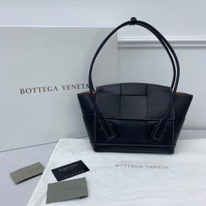 Bottega Veneta Arco Shoulder Bag 33cm Calfskin Leather 2020 Spring/Summer Collection - Image 10