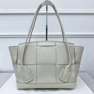 Bottega Veneta Arco Shoulder Bag 48cm Calfskin Leather 2020 Spring/Summer Collection - Image 4
