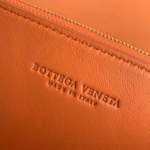 Bottega Veneta Classic Shoulder Bag 28cm 587222 Calfskin Leather Spring/Summer 2021 Collection - Image 8