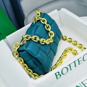 Bottega Veneta Padded Cassette Shoulder Bag 26cm 631421 Lambskin Leather Spring/Summer 2022 Collection - Image 4
