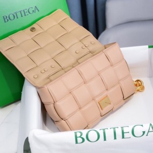 Bottega Veneta Padded Cassette Shoulder Bag 26cm 631421 Lambskin Leather Spring/Summer 2022 Collection - Image 6