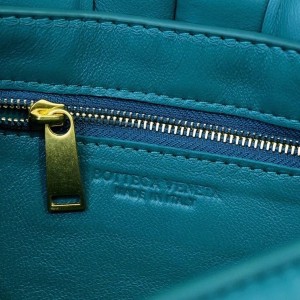 Bottega Veneta Padded Cassette Shoulder Bag 26cm 631421 Lambskin Leather Spring/Summer 2022 Collection - Image 8
