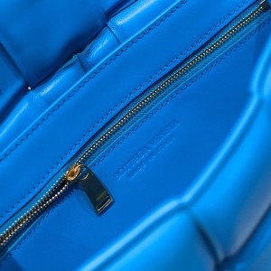 Bottega Veneta Padded Cassette Shoulder Bag 26cm 631421 Lambskin Leather Spring/Summer 2022 Collection - Image 9