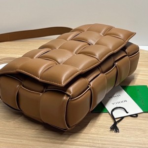 Bottega Veneta Padded Cassette Shoulder Bag 26cm 70094 Gold Hardware Lambskin Leather Spring/Summer 2022 Collection - Image 4