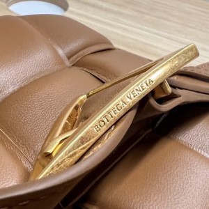 Bottega Veneta Padded Cassette Shoulder Bag 26cm 70094 Gold Hardware Lambskin Leather Spring/Summer 2022 Collection - Image 5