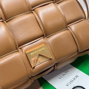 Bottega Veneta Padded Cassette Shoulder Bag 26cm 70094 Gold Hardware Lambskin Leather Spring/Summer 2022 Collection - Image 6