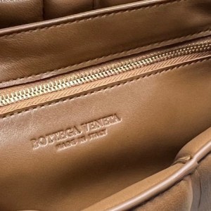 Bottega Veneta Padded Cassette Shoulder Bag 26cm 70094 Gold Hardware Lambskin Leather Spring/Summer 2022 Collection - Image 8
