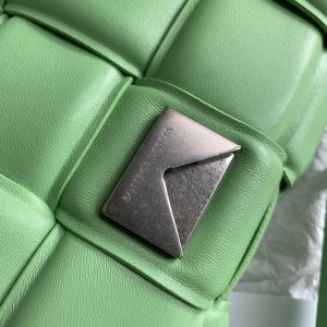 Bottega Veneta Padded Cassette Shoulder Bag 26cm 70094 Silver Hardware Lambskin Leather Spring/Summer 2022 Collection - Image 5
