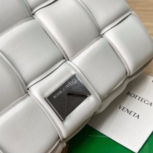 Bottega Veneta Padded Cassette Shoulder Bag 26cm 70094 Silver Hardware Lambskin Leather Spring/Summer 2022 Collection - Image 6