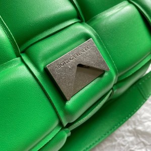 Bottega Veneta Padded Cassette Shoulder Bag 26cm 70094 Silver Hardware Lambskin Leather Spring/Summer 2022 Collection - Image 6