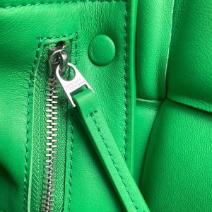 Bottega Veneta Padded Cassette Shoulder Bag 26cm 70094 Silver Hardware Lambskin Leather Spring/Summer 2022 Collection - Image 7