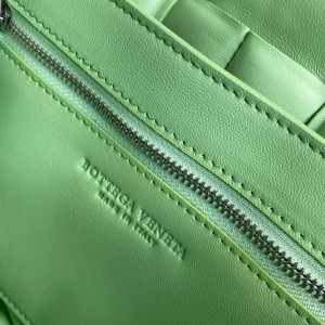 Bottega Veneta Padded Cassette Shoulder Bag 26cm 70094 Silver Hardware Lambskin Leather Spring/Summer 2022 Collection - Image 8
