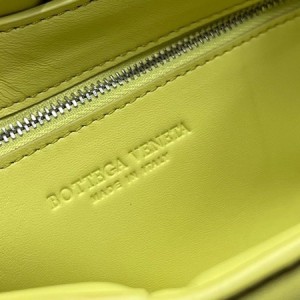 Bottega Veneta Padded Cassette Shoulder Bag 26cm 70094 Silver Hardware Lambskin Leather Spring/Summer 2022 Collection - Image 9
