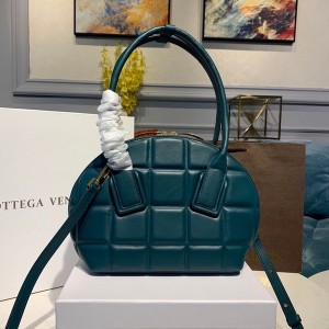 Bottega Veneta Padded Shoulder Bag 22cm Calfskin Leather 2020 Spring/Summer Collection - Image 3