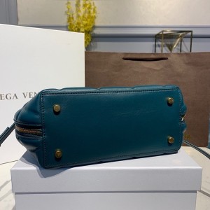 Bottega Veneta Padded Shoulder Bag 22cm Calfskin Leather 2020 Spring/Summer Collection - Image 4