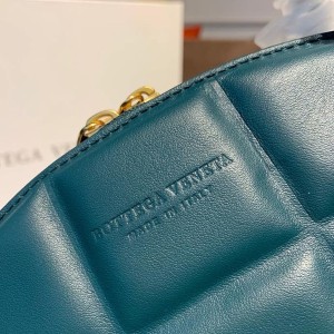 Bottega Veneta Padded Shoulder Bag 22cm Calfskin Leather 2020 Spring/Summer Collection - Image 7