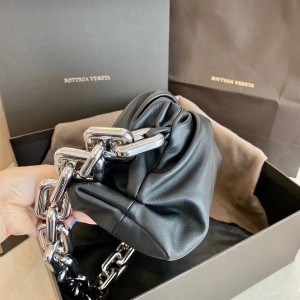 Bottega Veneta The Chain Pouch Shoulder Bag 30cm Silver Hardware Calfskin Leather 2020 Spring/Summer Collection - Image 3