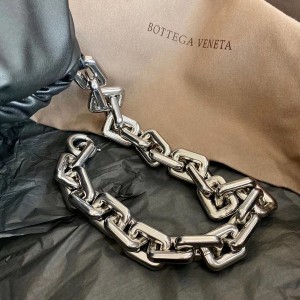 Bottega Veneta The Chain Pouch Shoulder Bag 30cm Silver Hardware Calfskin Leather 2020 Spring/Summer Collection - Image 5