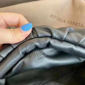 Bottega Veneta The Chain Pouch Shoulder Bag 30cm Silver Hardware Calfskin Leather 2020 Spring/Summer Collection - Image 6