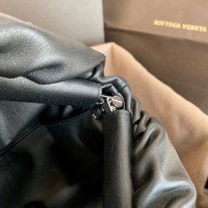 Bottega Veneta The Chain Pouch Shoulder Bag 30cm Silver Hardware Calfskin Leather 2020 Spring/Summer Collection - Image 8