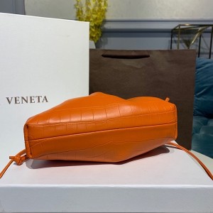 Bottega Veneta The Mini Pouch Shoulder Bag 22cm Crocodile Stamp Calfskin Leather 2020 Spring/Summer Collection - Image 3
