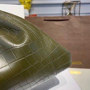 Bottega Veneta The Pouch Bag 38cm Crocodile Stamp Calfskin Leather 2020 Spring/Summer Collection - Image 6