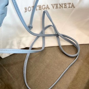 Bottega Veneta Woven The Mini Pouch Shoulder Bag 22cm Calfskin Leather Fall/Winter 2020 Collection - Image 5