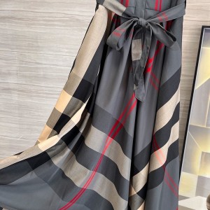 Burberry Button Up Pleat Check Tie Up Cotton Dress Fall/Winter 2022 Collection - Image 3
