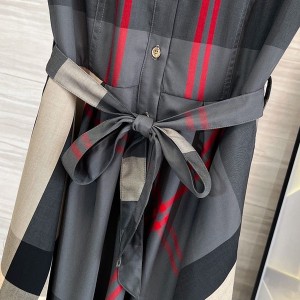 Burberry Button Up Pleat Check Tie Up Cotton Dress Fall/Winter 2022 Collection - Image 4
