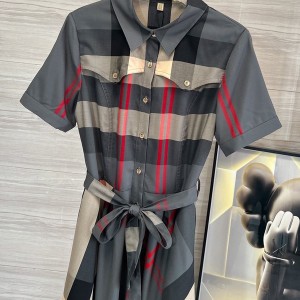 Burberry Button Up Pleat Check Tie Up Cotton Dress Fall/Winter 2022 Collection - Image 5