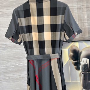 Burberry Button Up Pleat Check Tie Up Cotton Dress Fall/Winter 2022 Collection - Image 7