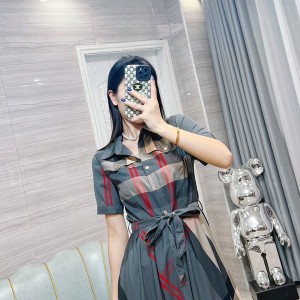 Burberry Button Up Pleat Check Tie Up Cotton Dress Fall/Winter 2022 Collection - Image 10