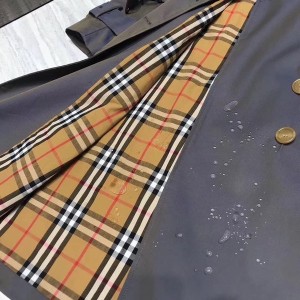Burberry Vintage Check Double Breasted Trench Waterproof Coat Fall/Winter 2020 Collection - Image 5