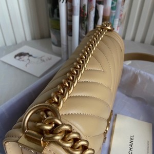 Chanel Chevron Boy Bag 25cm AS67086 Gold Hardware Lambskin Leather Fall/Winter 2021 Collection - Image 3