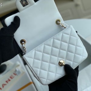 Chanel Classic Flap With Charm Chain With CC Details On Strap Bag 18cm Shiny Gold Hardware Lambskin Leather Fall/Winter 2020 Collection - Image 7