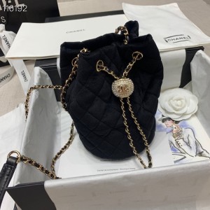 Chanel Drawstring Bucket Bag With Crystal Chain With CC Details On Strap Bag 20cm Gold Hardware Velvet/Lambskin Leather Spring/Summer 2020 Collection - Image 4