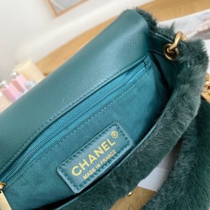 Chanel Flap Bag 22cm Shearling Fur Antique Gold Hardware Fall/Winter 2020 Collection - Image 8