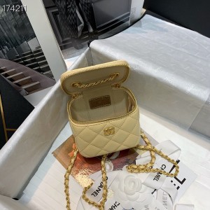 Chanel Mini Vanity Case Bag with Charm Chain 10cm Lambskin Leather Gold Hardware Spring/Summer 2021 Collection - Image 9