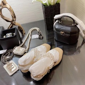 Chanel Pearl Chain Embellished Flats Calfskin Leather Fall/Winter 2021 Collection - Image 4