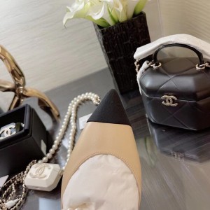 Chanel Pearl Chain Embellished Flats Calfskin Leather Fall/Winter 2021 Collection - Image 8