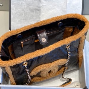 Chanel Teddy Shearling Deauville Tote Bag 33cm Calfskin Leather Gold Hardware Fall/Winter 2019 Collection - Image 3