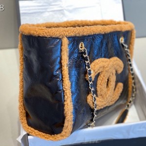Chanel Teddy Shearling Deauville Tote Bag 33cm Calfskin Leather Gold Hardware Fall/Winter 2019 Collection - Image 8