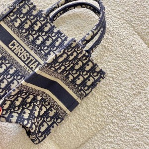 Christian Dior Book Tote Bag 25cm 1265 Oblique Embroidered Canvas Fall/Winter 2022 Collection - Image 3