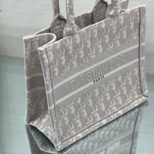Christian Dior Book Tote Bag 25cm 1265 Oblique Embroidered Canvas Fall/Winter 2022 Collection - Image 4