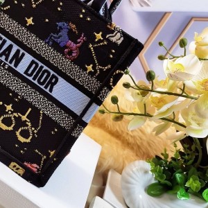 Christian Dior Book Tote Bag 25cm 1265 Pixel Zodiac Embroidery Canvas Fall/Winter 2022 Collection - Image 4